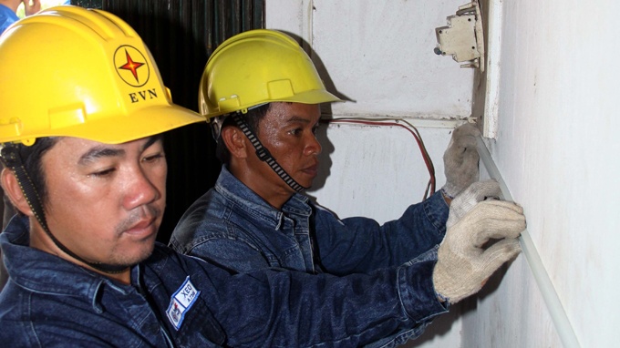 Nguoi ngheo phai dong tien dien nhieu hon hinh anh