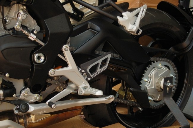 MV AgustaBrutale 800 Dragster có tám chế độ bám đường và ba chế độ chống trượt, bộ khung bằng thép ống kết cấu mắt cáo trên phiên bản tiêu chuẩn Brutale 800.