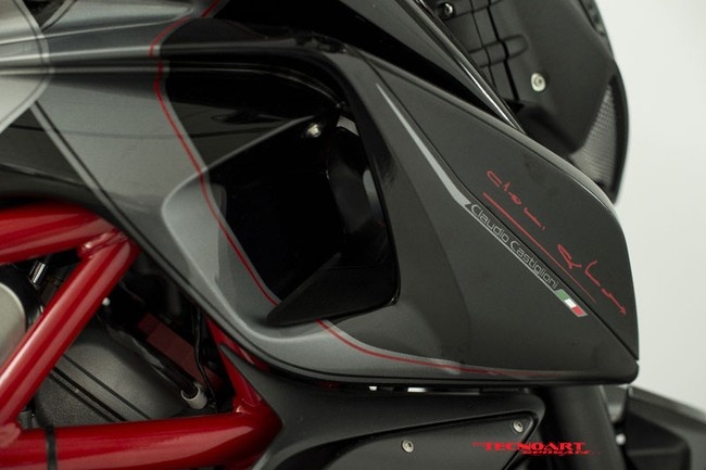 Bên cạnh đó, xe còn được trang bị tem độc đáo trên bình nhiên liệu, giữa nắp bình xăng và chìa khóa. 