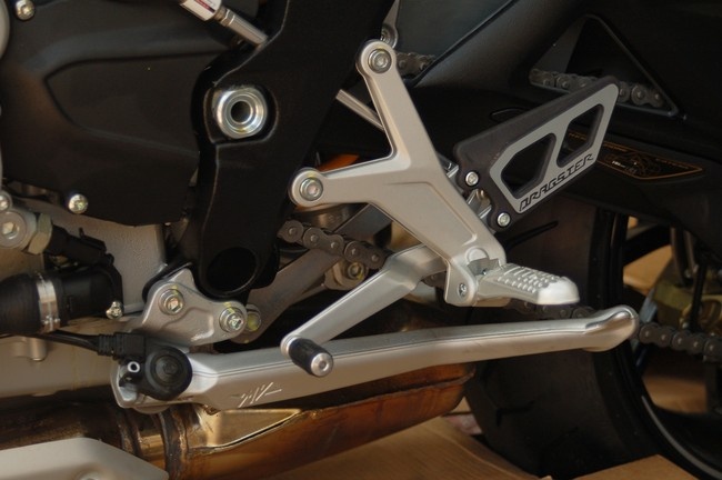 Bình xăng có dung tích khoảng 16,6 lít, trọng lượng xe vào khoảng 167kg.