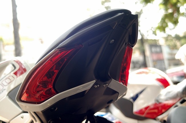 Giá tham khảo MV Agusta Brutale 800 Dragster tại Việt Nam vào khoảng <abbr class=