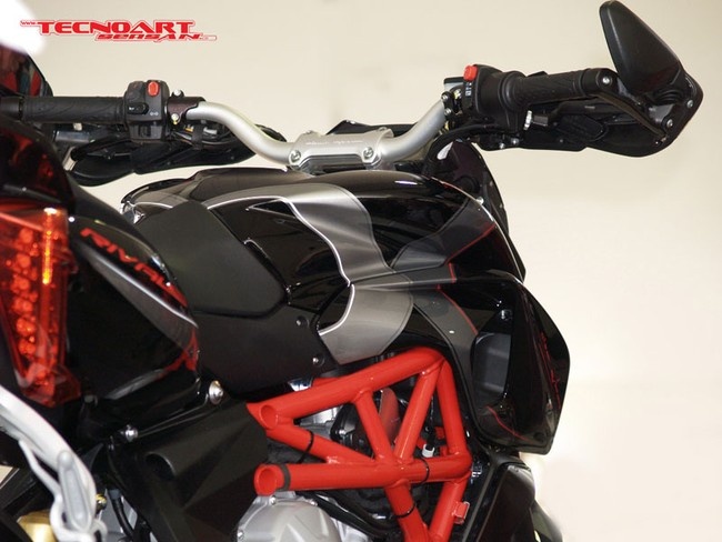 Thêm vào đó, MV Agusta Rivale 800 đặc biệt còn được trang bị hệ thống bướm ga điện tử và 4 chế độ lái khác nhau.