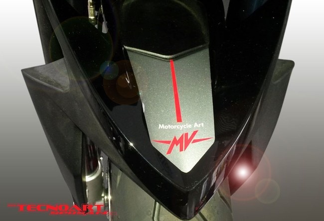 Lực hãm của xe bắt nguồn từ hệ thống phanh Brembo như môtô đua. Tiếp đến là phuộc trước Marzocchi và giảm xóc sau Sachs.