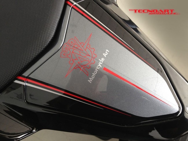 Với trọng lượng 178 kg, MV Agusta Rivale 800 có thể đạt vận tốc tối đa 245 km/h.