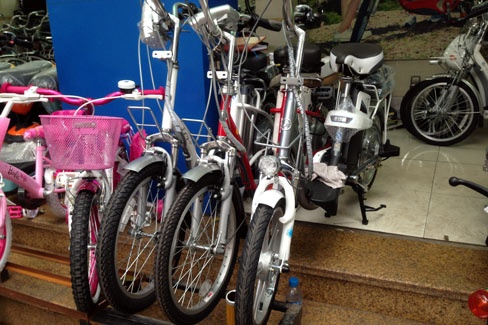 Vi sao xe dap dien Trung Quoc thong linh thi truong Viet? hinh anh