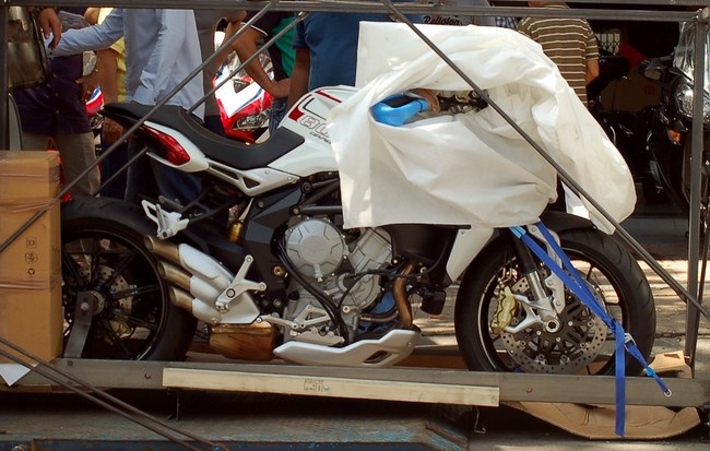 Xe vẫn sử dụng động cơ 3 xi-lanh dung tích 798 phân phối giống Brutale 800 tiêu chuẩn, với công suất 125 mã lực tại vòng tua 11.600 vòng/phút và mômen xoắn cực đại 81 Nm tại 8.600 vòng/phút.