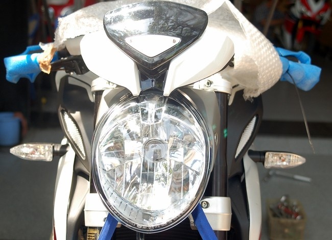 Sự khác biệt rõ nhất so với phiên bản tiêu chuẩn là bánh sau của Brutale 800 Dragster được trang bị vỏ Pirelli Diablo Rosso kích thước lớn 200/50 cùng vành 17 inch.