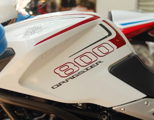 Vị trí lắp biển số và đèn xi nhan cũng được thiết kế lại khi đưa hẳn xuống bánh sau tạo vẻ hầm hố cho đuôi xe.