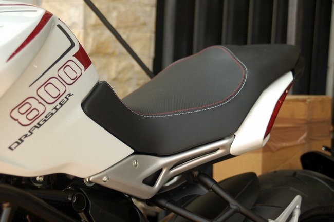 Hệ thống treo trên Brutale 800 Dragster gồm cặp phuộc trước có đường kính 43mm của Marzocchi, phuộc sau dạng đơn của Sach.