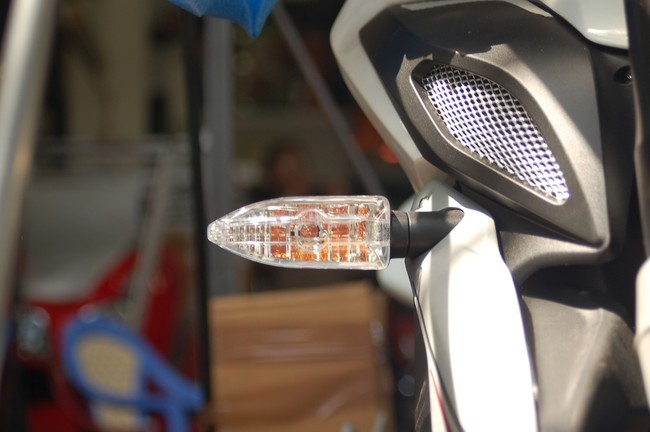 Xe được trang bị hệ thống chống bó cứng phanh ABS tiêu chuẩn với kẹp phanh Brembo, đi kèm cặp phanh đĩa trước 320mm và 220 mm phía sau.