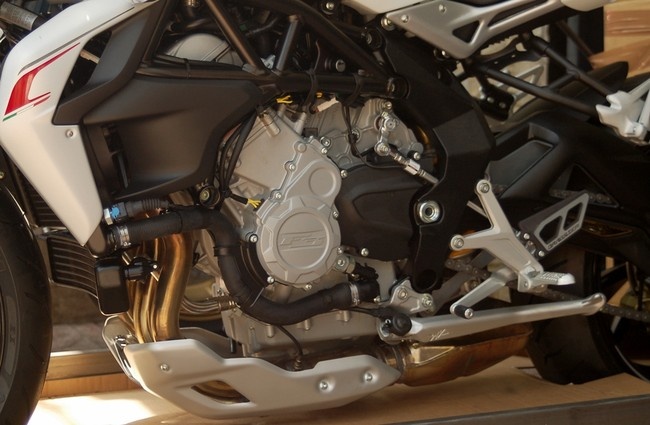 Bộ điều khiển trung tâm Eldor cho phun xăng điện tử MVCIS, hệ thống điều khiển trên Dragster được lấy từ xe đua với bốn chế độ điều khiển gồm Sport- thể thao, Normal- thông thường, Rain- trời mưa và 1 chế độ người lái có thể tự chọn thông số.