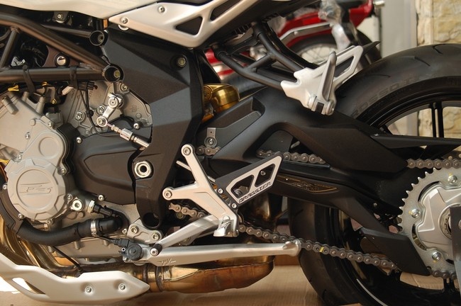  Tất cả các thao tác trên đều được thực hiện thông qua nút chuyển đổi được bố trí ngay trên tay lái.