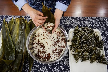 Nhiều quốc gia tẩy chay món bánh truyền thống của Trung Quốc vì nghi mang bệnh truyền nhiễm.