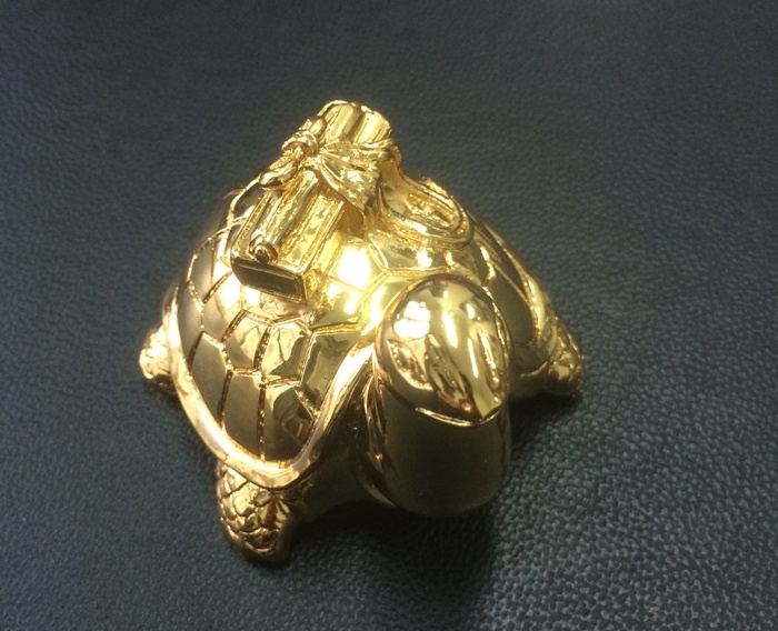 Trong phong thủy, rùa là 1 trong 4 tứ linh, 4 thần thú trấn giữ 4 phương, bao gồm: rồng xanh (Đông), chim chu tước (Nam), hổ trắng (Tây), rùa (Bắc). Rùa được xem là con vật thiêng liêng mang lại nhiều điềm lành và tài lộc, mọi người đều hưởng được lợi ích từ sự hiện hữu của rùa. Không chỉ vậy, rùa còn là biểu tượng của sự trường thọ.