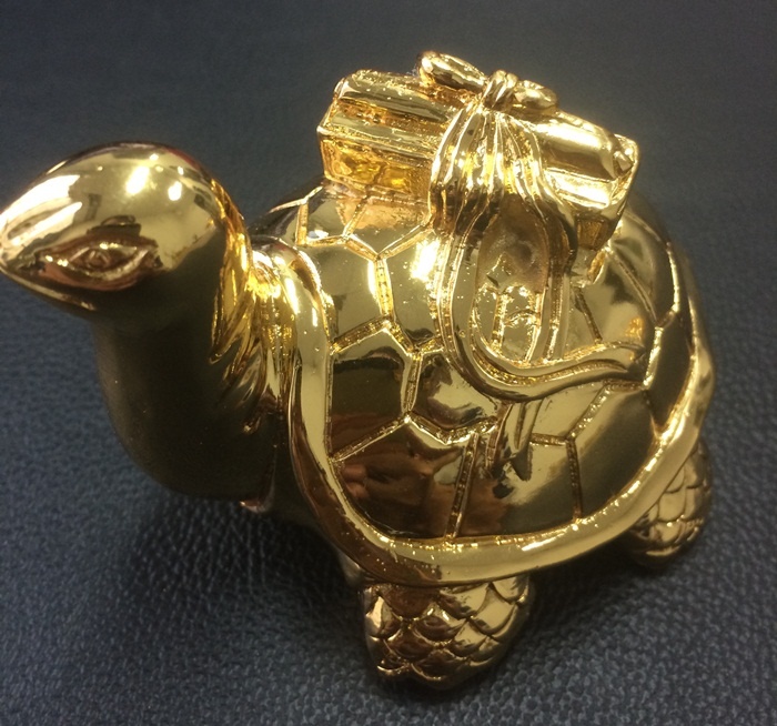 Bộ quà tặng “Linh vật rùa cõng sách” được mô phỏng và dựa theo biểu tượng bia rùa tại Văn Miếu – Quốc Tử Giám. Biểu tượng này gắn liền với lịch sử và Nho giáo của Việt Nam. Đây cũng là hình tượng thể hiện cho nền giáo dục và học vấn trong lịch sử.