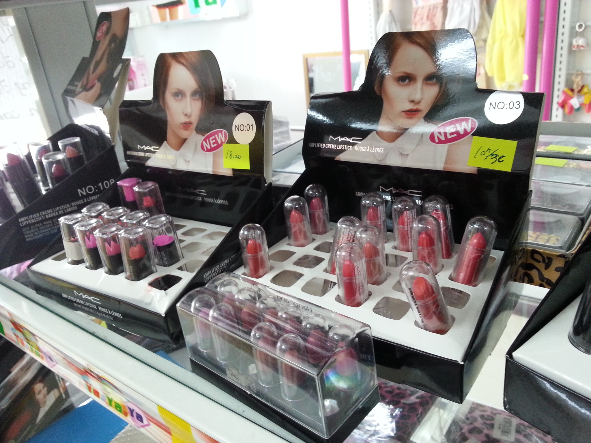 Tại một shop mỹ phẩm ở Cầu Giấy, son môi nhãn hiệu Mac có giá bán chỉ 3.500đồng/thỏi. Nếu khách mua liền 3 sản phẩm, giá giảm xuống còn 10.000 đồng. Ngoài ra, những loại được quảng cáo là cao cấp, chất lượng tốt cũng chỉ có giá 18.000 đồng/thỏi.