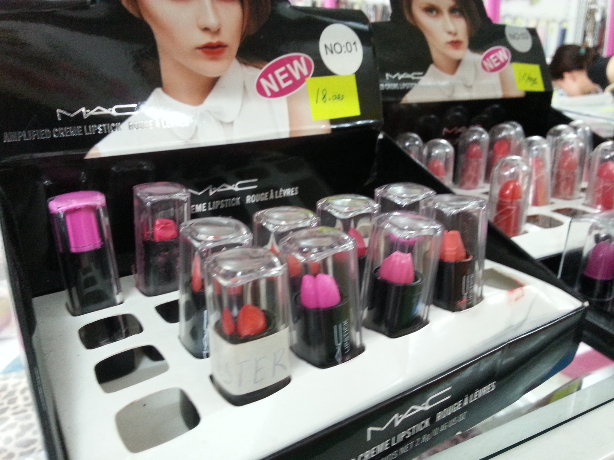 Giá son mỗi rẻ bất ngờ khiến nhiều người tiêu dùng phát hoảng. Hoài Thu, một khách hàng tại đây cho biết, trước kia cũng sử dụng son giá 