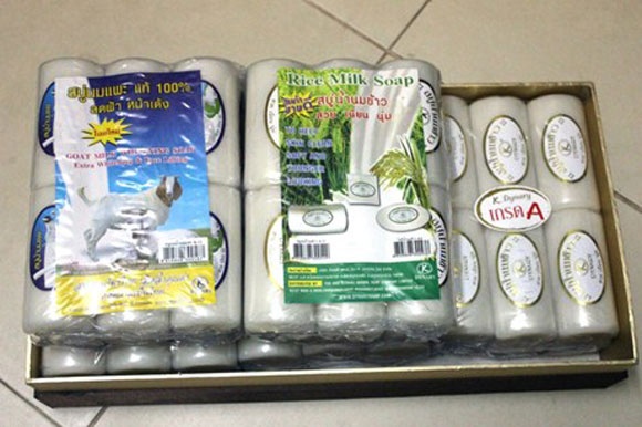 Xà phòng, bột tắm tự chế từ cám gạo, sữa dê, mật ong hay thậm chí là mỹ phẩm xách tay từ Thái Lan được quảng cáo có tính năng làm đẹp hoàn mỹ bán tràn lan trên chợ online. Tuy nhiên, giá của nó chưa đến 10.000 đồng/sản phẩm.