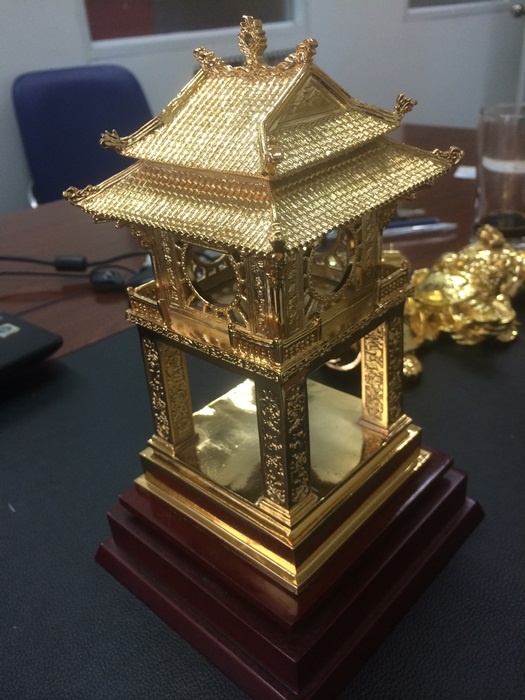 Cùng với linh vật rùa cõng sách, bộ quà tặng mùa thi ĐH-CĐ năm nay còn có biểu tượng Khuê Văn Các mạ vàng-một hình ảnh gắn liền với trường Đại học đầu tiên của Việt Nam, cũng gửi gắm ý nghĩa về sự thành công trên con đường học tập, thi cử.