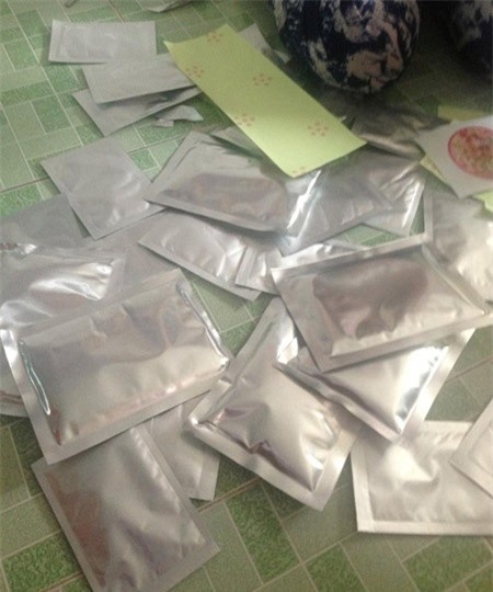 Theo AsiaOne, một bác sĩ da liễu Jinda Rojjanamethin, quyền Giám đốc Viện Da Liễu, Bộ Y tế Thái Lan cảnh báo chúng thường chứa lượng cao AHA. Chất này có thể gây cảm giác nóng rát, bong tróc, viêm da, nguy hiểm hơn là gây ung thư da, thậm chí gây mù lòa nếu bôi quá gần mắt.