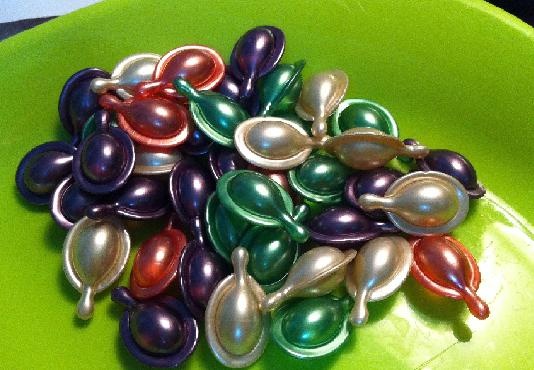 Cũng được quảng cáo mỹ phẩm xách tay từ Thái Lan, hạt dưỡng tóc Serum nổi cộm một thời. Tuy nhiên, giá thành để mua hàng ngoại này rất rẻ, chưa đến 2.000 đồng/hạt. 