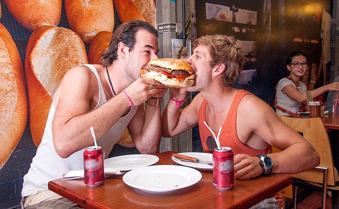 Nua trieu dong mot chiec banh burger to nhat Sai Gon hinh anh