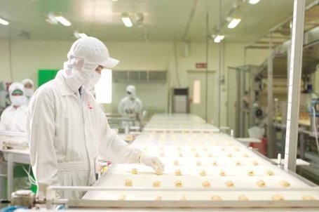 Nhiều nhà đầu tư cho rằng, hướng vào lĩnh vực kinh doanh các sản phẩm thiết yếu có lẽ là hợp lý .