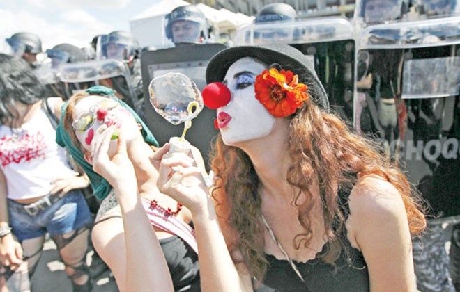 World Cup den, gia tang chong mat hinh anh