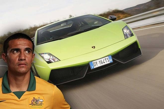 Trung vệ nổi tiếng của Australia Tim Cahill khá chịu chơi khi sắm siêu xe Italia Lamborghini Gallardo.