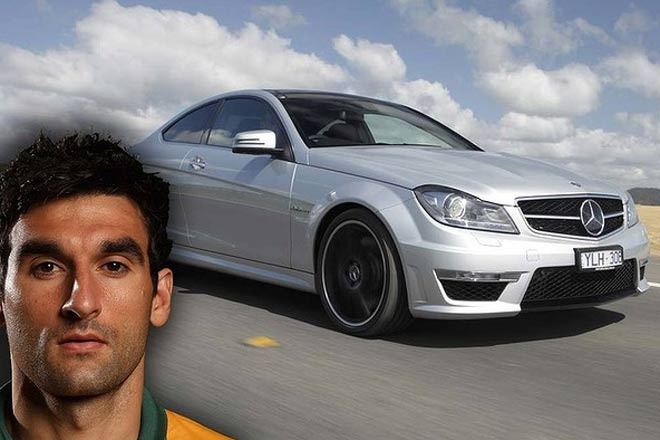 Đội trưởng đội tuyển Australia, Mile Jedinak gây chú ý với mẫu xe sang thể thao Mercedes-Benz C63 AMG.