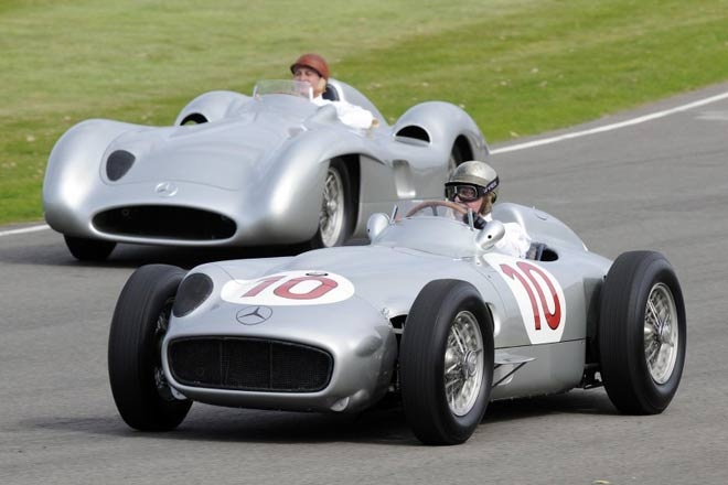 Được mệnh danh là “mũi tên bạc, Mercedes W196R đời 1954 đứng thứ 2 trong danh sách những mẫu xe cổ đắt và hiếm nhất thế giới. Hiện nay, chỉ còn tồn tại 10 chiếc W196R trong đó đúng 1 chiếc thuộc sở hữu cá nhân. Số xe còn lại đều là vật trưng bày tại các bảo tàng xe lớn trên thế giới.