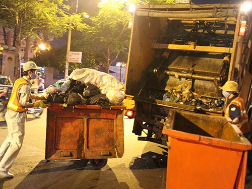 Hau luong 'khung': Cong nhan choi voi hinh anh