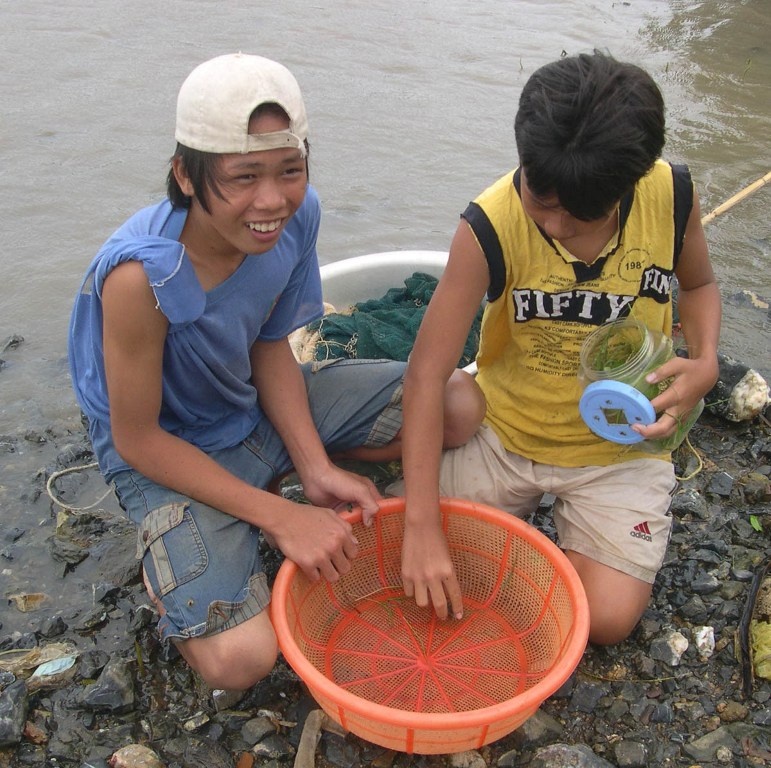 Trẻ em vui mừng khi đánh bắt được cua.