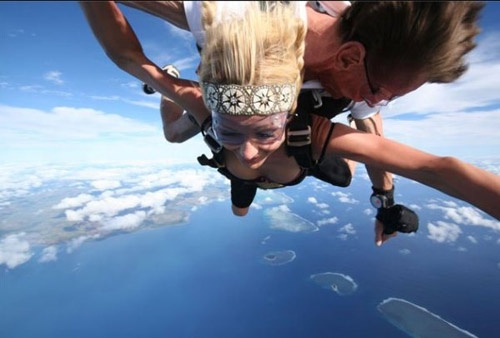 Cô nàng Paris Hilton tự sướng khi nhảy dù khỏi máy bay.