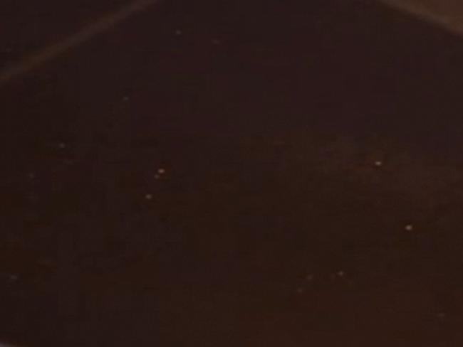 Những vảy vàng lấm tấm sót lại trên bồn rửa bát ở gia đình Brown.