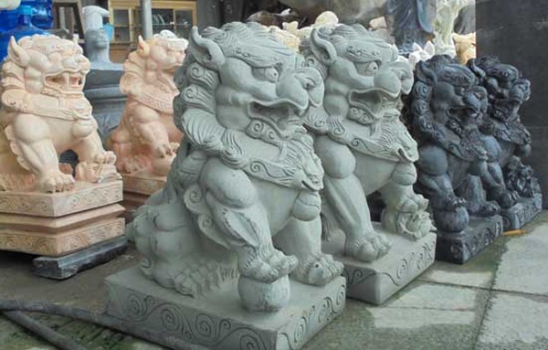 Linh vật phong thủy được bán ở nhiều tuyến đường ven Hà Nội.