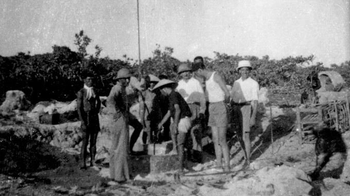 Đào giếng nước ngọt ở Hoàng Sa năm 1938.