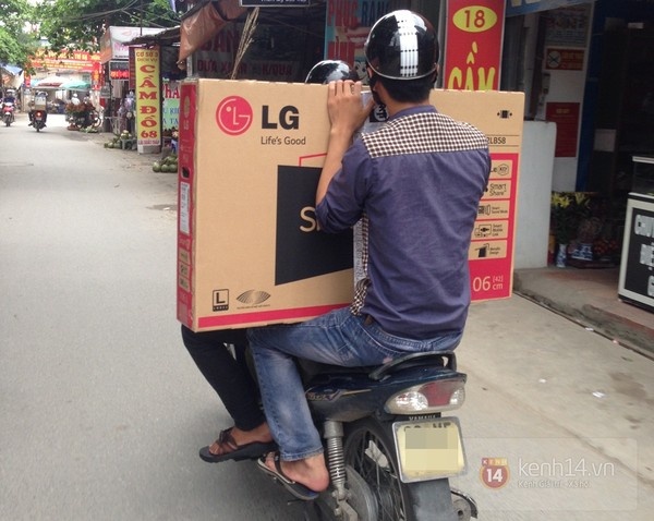 Anh Hiệp (Hoàng Cầu, Đống Đa) cho biết, cả xóm đã chung tiền để mua chiếc tivi 32 inch về xem World Cup. Anh cho hay, chi phí thuê cả mùa khoảng 3,5 đến 4 triệu đồng, số tiền này sẽ chia đều cho tất cả các thành viên trong khu trọ. 