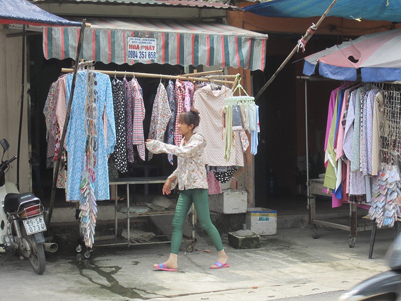 Ao chong nang gia 25.000 dong tai Ha Noi hinh anh