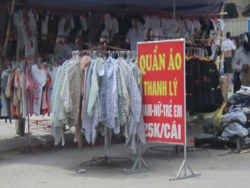 Thanh lí hàng loạt áo chống nắng.