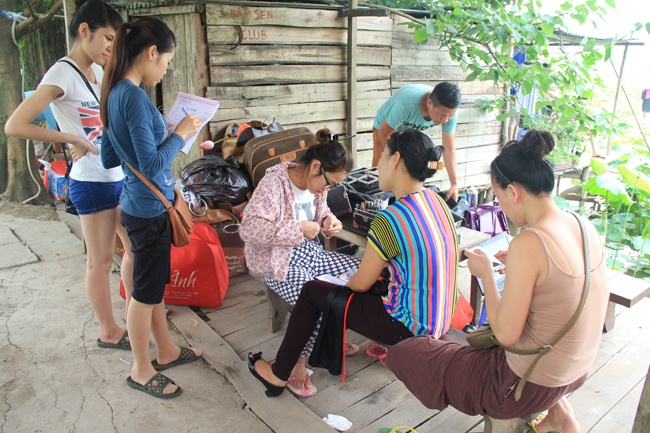 Các dịch vụ ở đầm sen cũng lên ngôi, thuê trang phục, rang điểm là dịch vụ nổi bật và kiếm nhiều tiền.