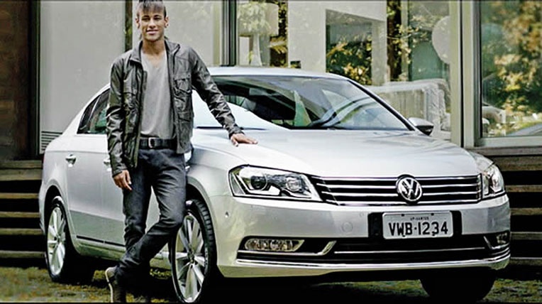 Ngoi sao Brazil Neymar dang di xe gi? hinh anh