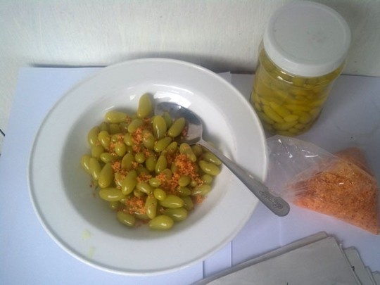 Nho Lào muối ớt đang là món ăn ưa thích của nhiều bạn trẻ.