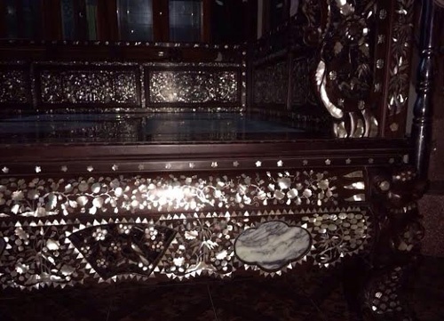 Bốn xung quanh của chiếc giường này được thiết kế bằng những vai gỗ nguyên khối để lắp rèm làm màn.