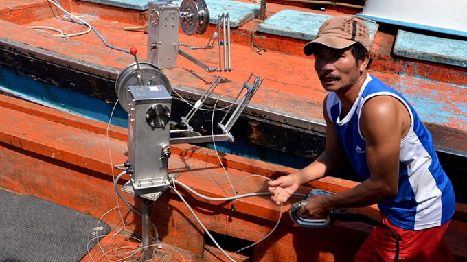 Ngư dân Trương Văn Sanh thực hành các thao tác câu cá ngừ bằng bộ câu của Nhật Bản.