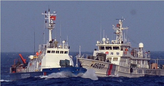 Tàu Trung Quốc hung hăng trên Biển Đông, phun vòi rồng vào tàu Việt Nam.