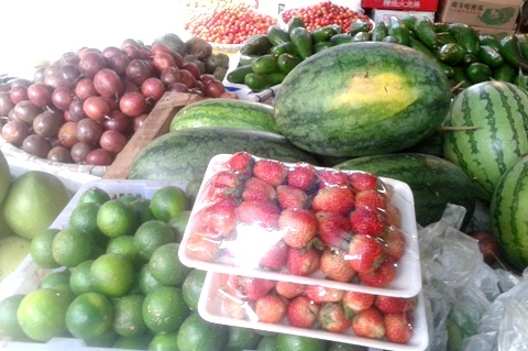 Ha Noi: Hoa qua xuong gia, hang Trung Quoc mat dang hinh anh