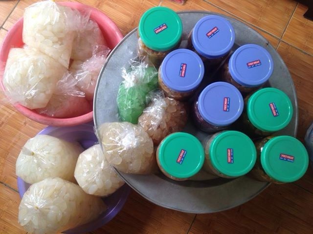 Ngày mưa túc tắc Phương Liên cũng bán được ít nhất chục kg hột Đác.