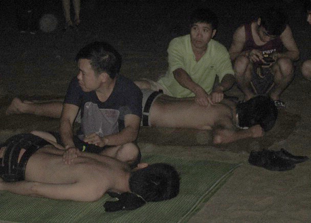 50.000 dong mot gio tam quat dem tren bai cat hinh anh