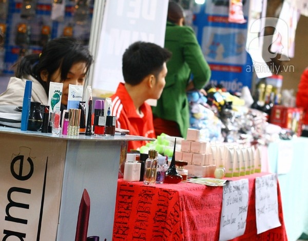 Hàng thật, hàng giả lẫn lộn khiến không ít người người tiêu dùng đã gánh hậu quả khi làm đẹp.